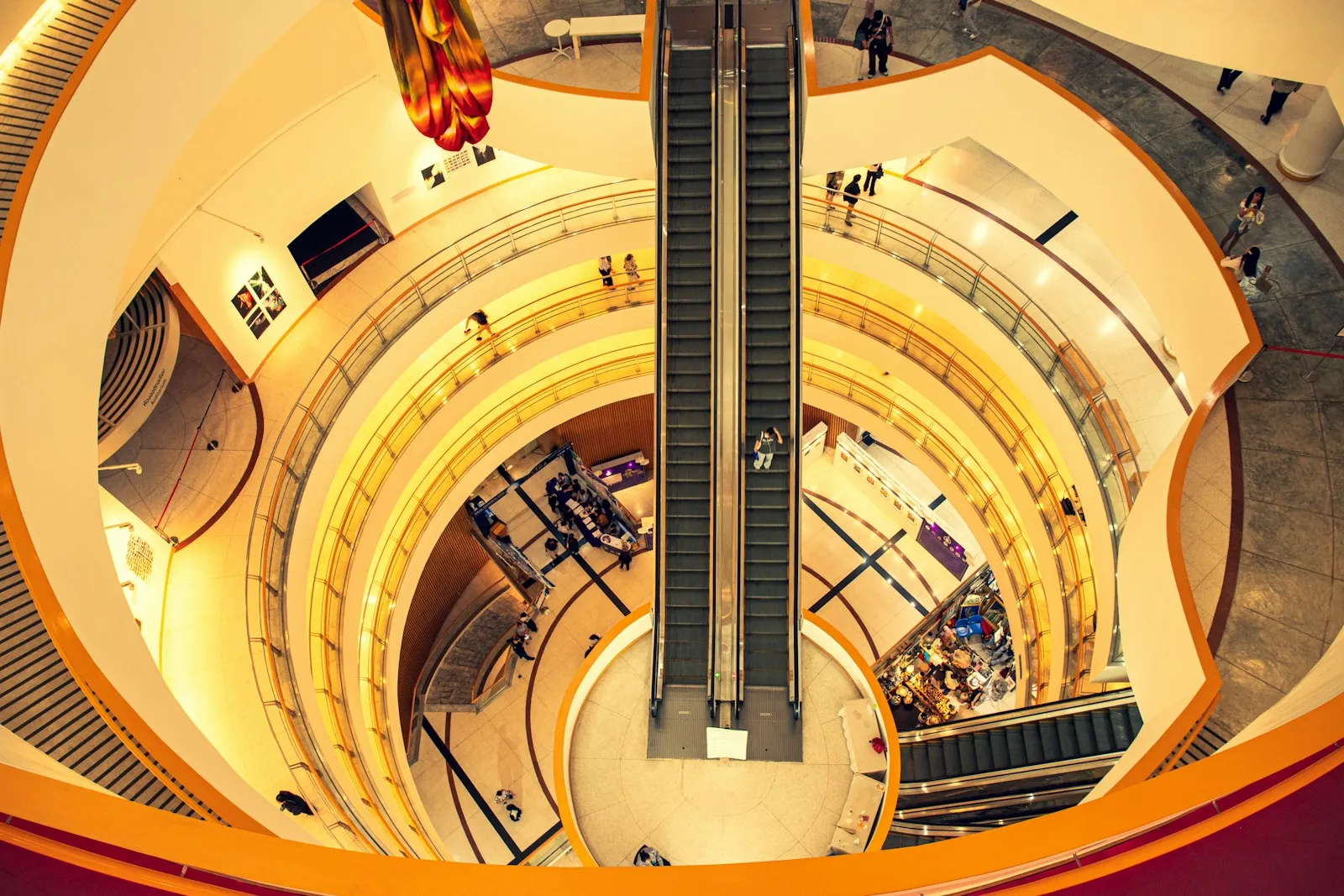 Fachada de un espacio comercial contemporáneo con piedra, madera y cristal